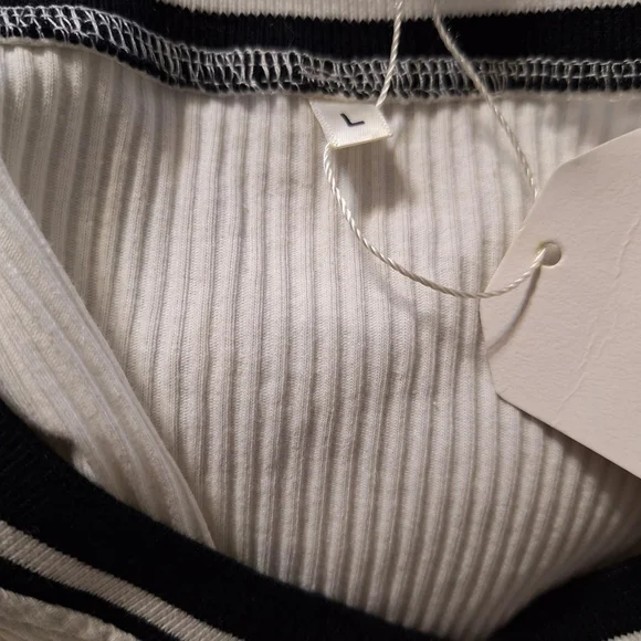 White and Black Crop Top - Large - Picture 3 of 4